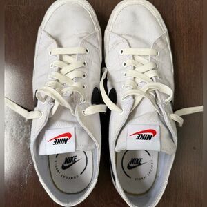 Nike Men's White and Black Casual Sneakers